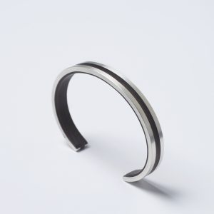 Armreif aus Holz und Silber