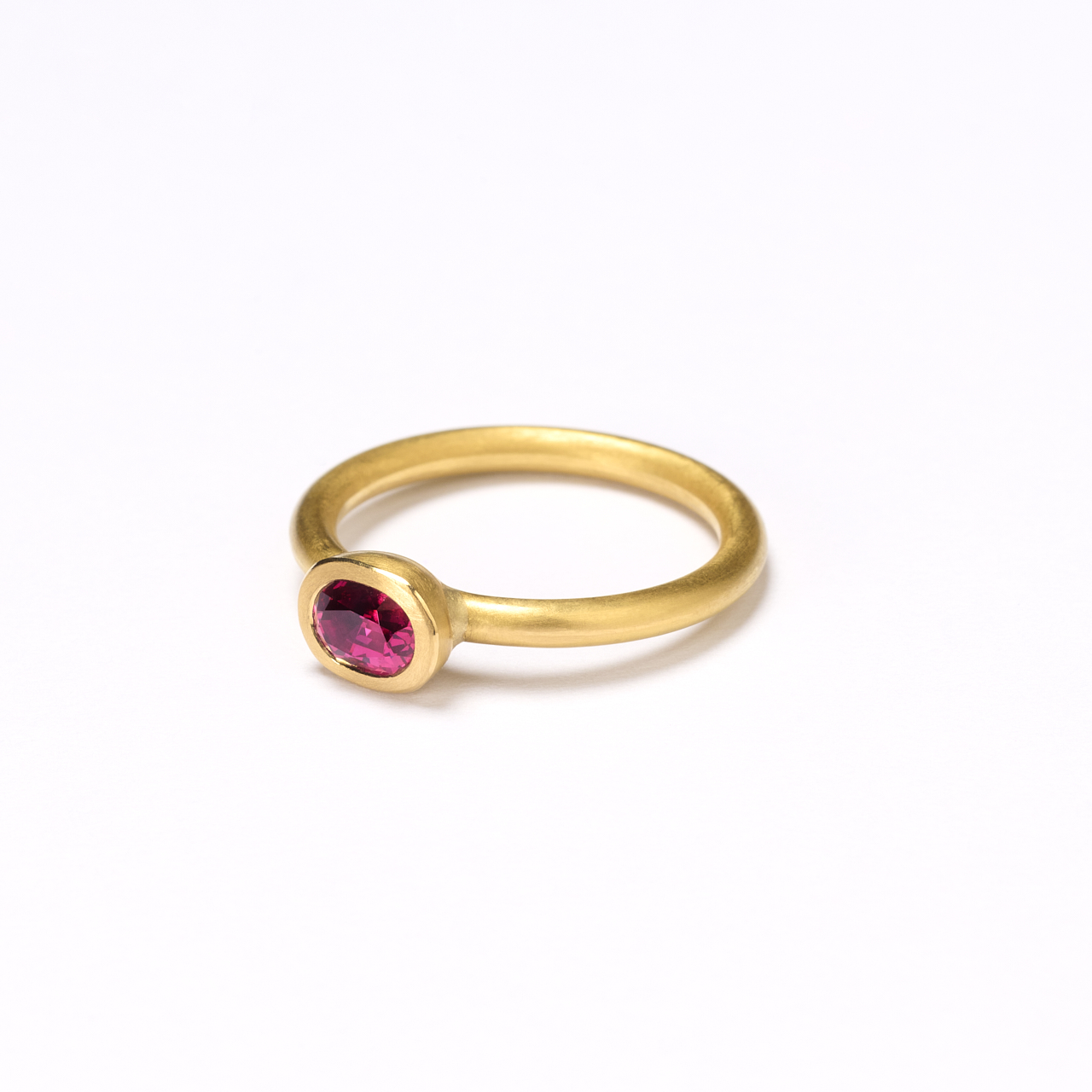Goldener Ring mit rotem Spinell