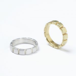 Goldring mit Quadraten klein