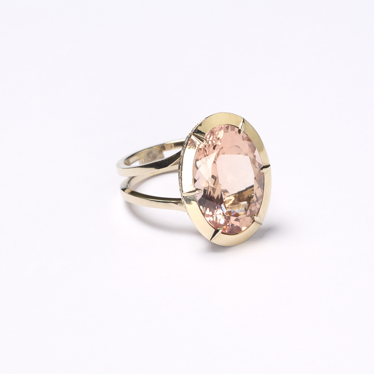 Morganit Ring mit grauen Brillanten