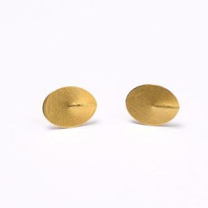 Handgeschmiedete Ohrstecker von Dorle Pätzold in Gold oval mit Knick