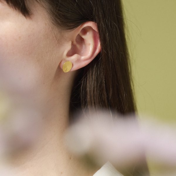 Handgeschmiedete Ohrstecker von Dorle Pätzold in Gold oval mit Knick getragen an Dame
