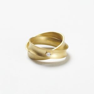 Curved Shape Ring mit Brillant