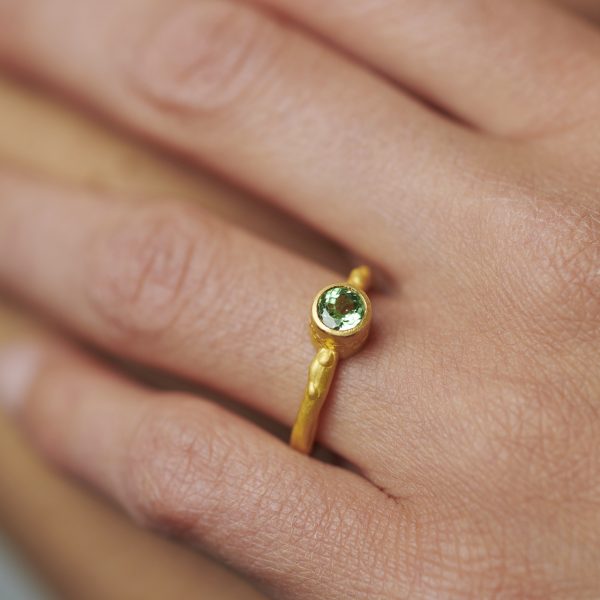 Ring aus Gelbgold mit einem Tsavorit, Nr. 276 – Bild 2