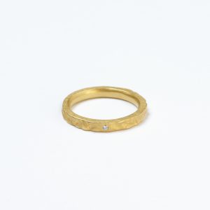 Goldring mit strukturierter Oberfläche mit drei Brillanten Nr. 196