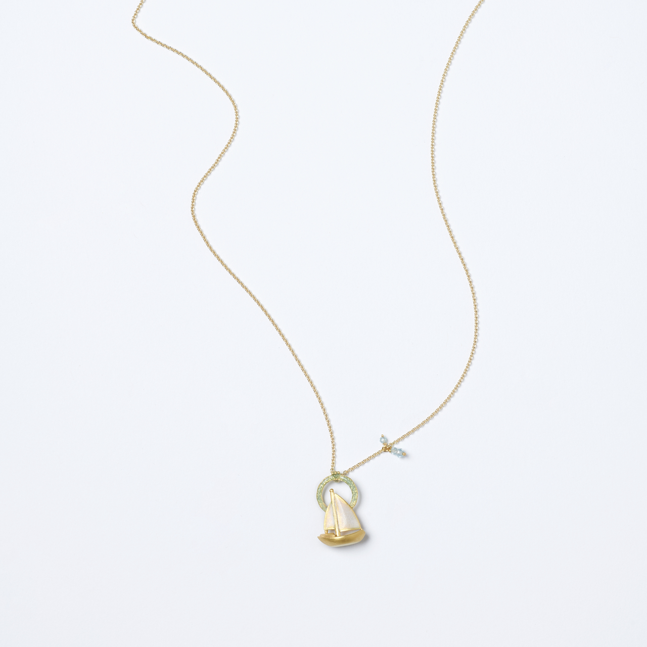 Goldkette mit Segelboot