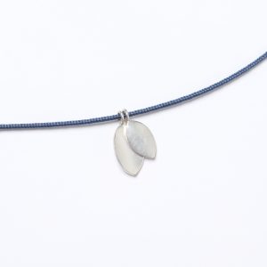 Anhänger mit kleinen Blättern in Silber