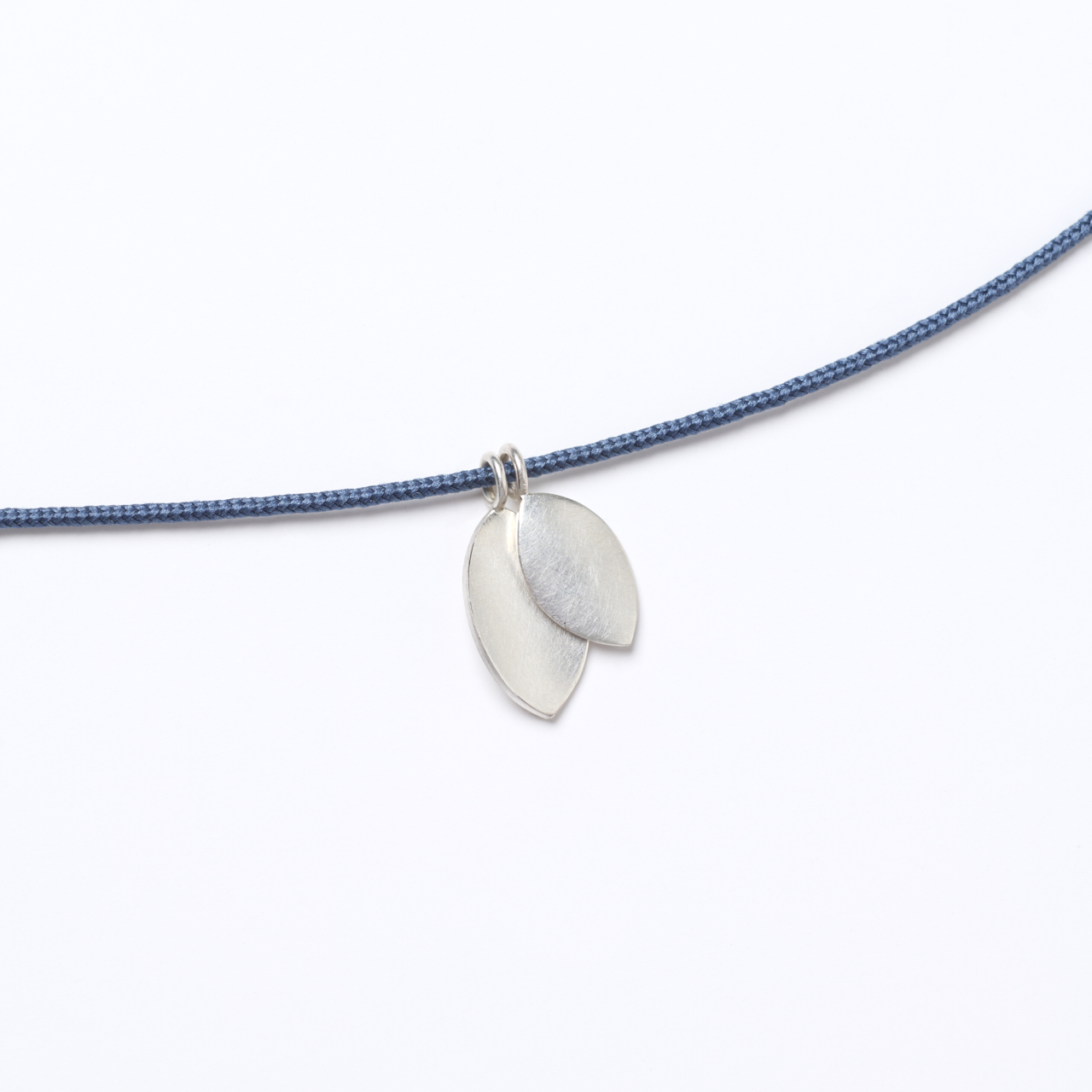Anhänger mit kleinen Blättern in Silber