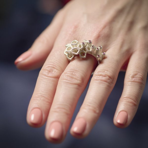 Silberring Scion Blossom mit roten Rubinen, getragen an Hand