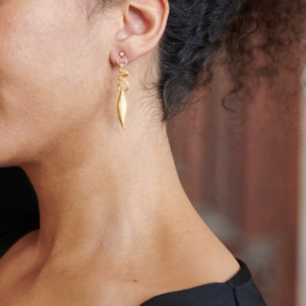 Blätter Ohrschmuck aus feinem Golddraht getragen am Ohr