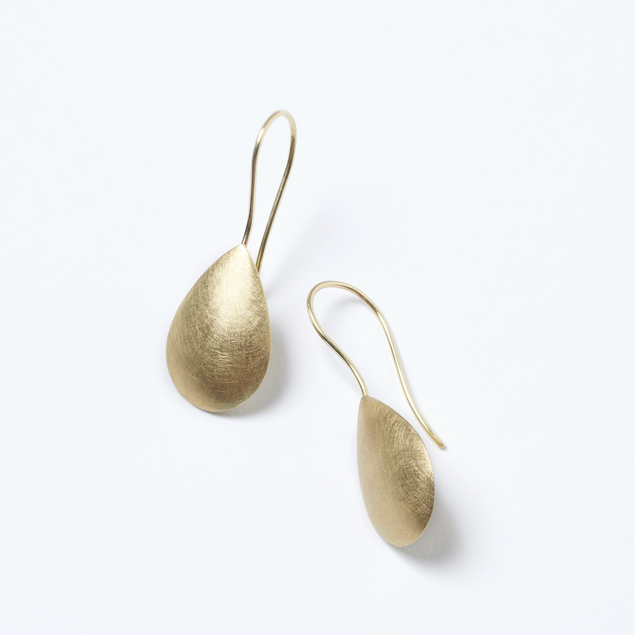 Goldene Ohrringe Drops