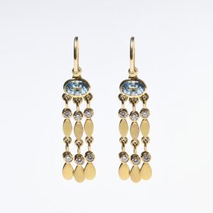 Goldene Ohrhänger mit Aquamarinen und Diamanten