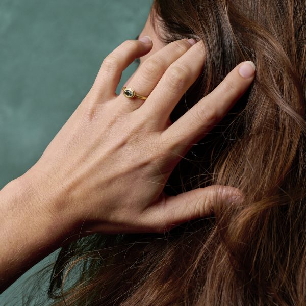 Goldener handgefertigter Ring mit naturfarben grünem Safir – Bild 2