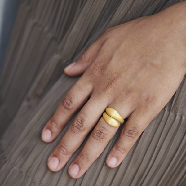 Goldring überlappend in rundlicher Form, getragen an Hand