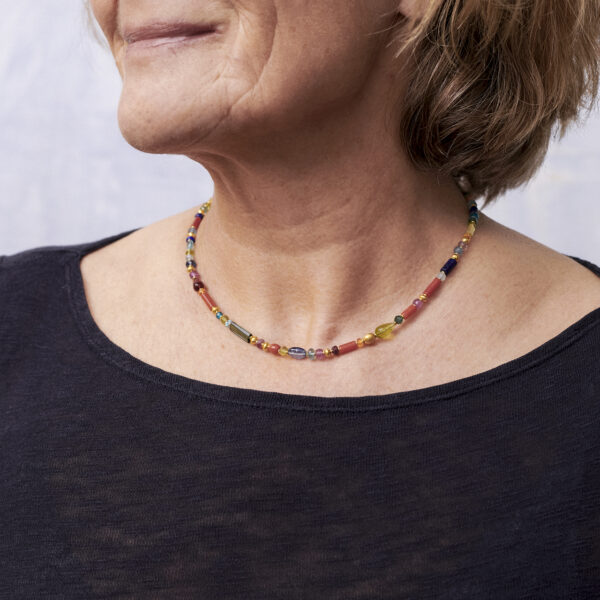 Kette mit bunten Steinen – Bild 2