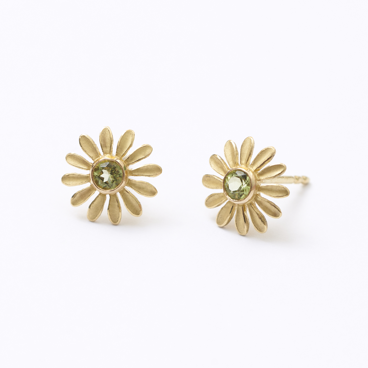 "Gänseblümchen" Ohrstecker mit Peridot