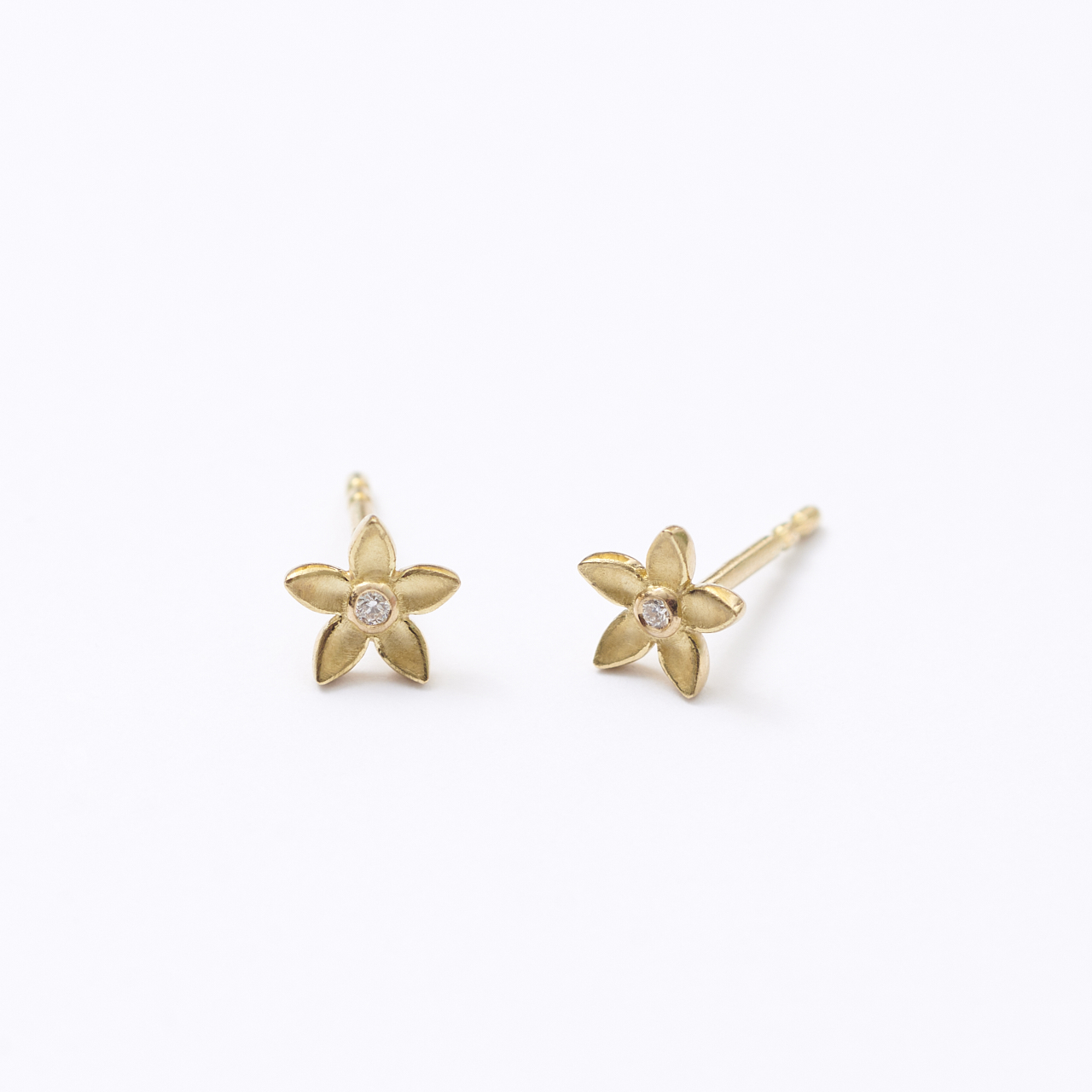 Sternblümchen Ohrstecker mit Brillanten