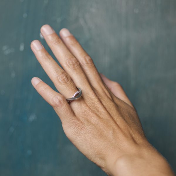 Platinring Nika überlappend geschwungen mit Brillanten getragen an Hand