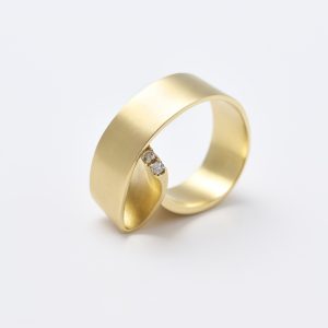 Emma Breiter Goldring, geschwungen mit Brillanten