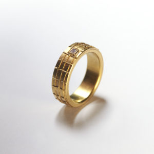 Ring mit Gittermuster, breit in Gelbgold und eckigem Diamant